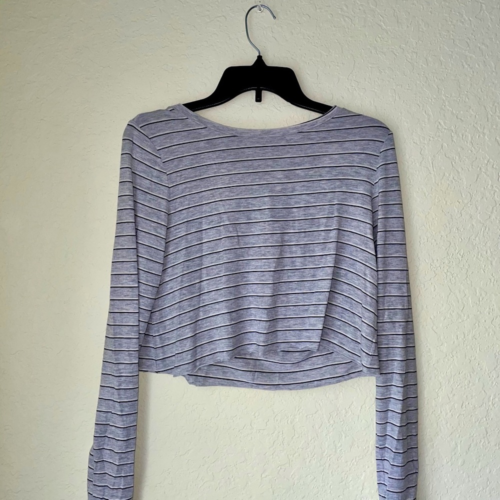 CROPPED STRIPED GREY SHIRT